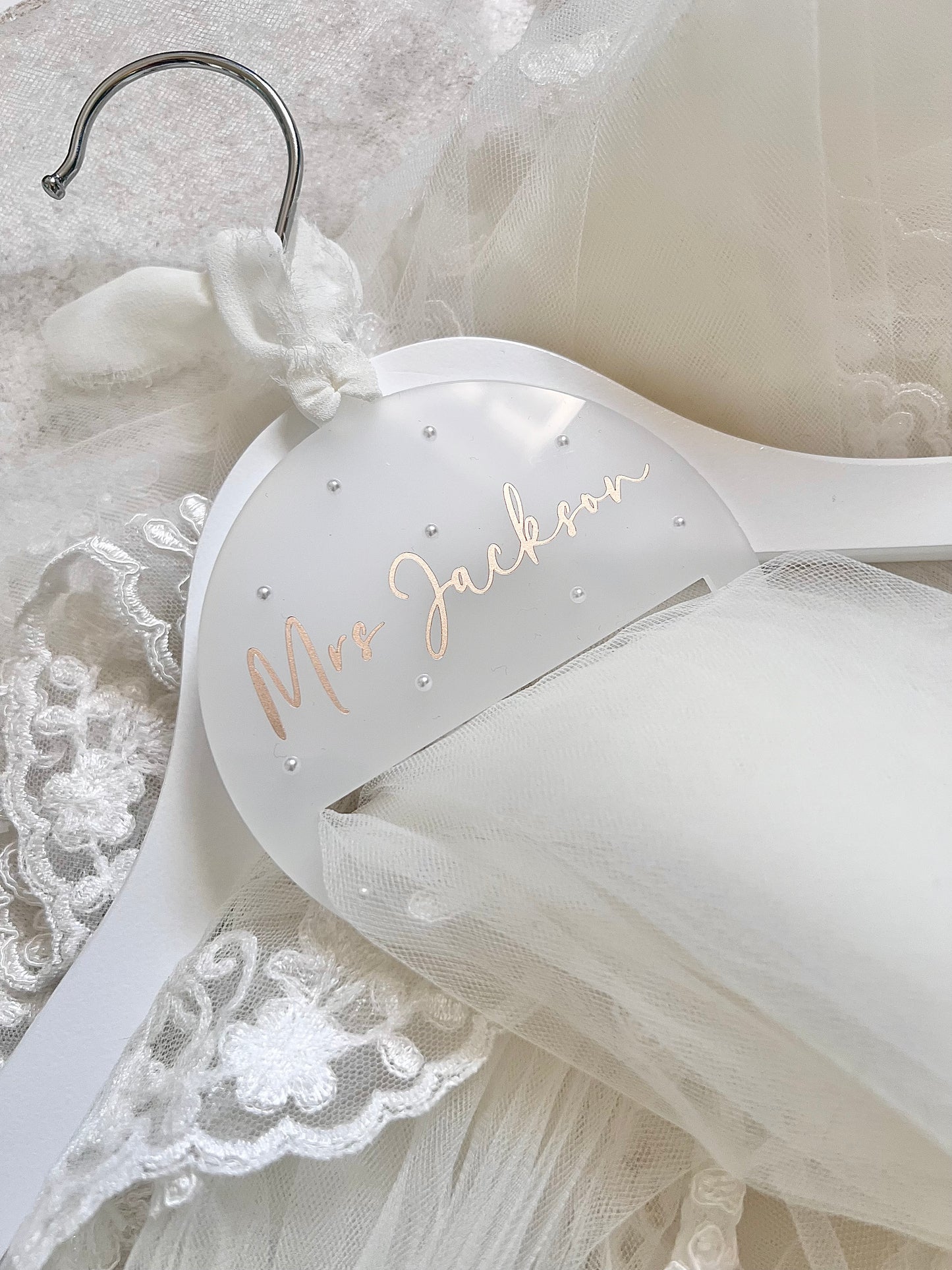 Glossy Pearl Veil Hanger