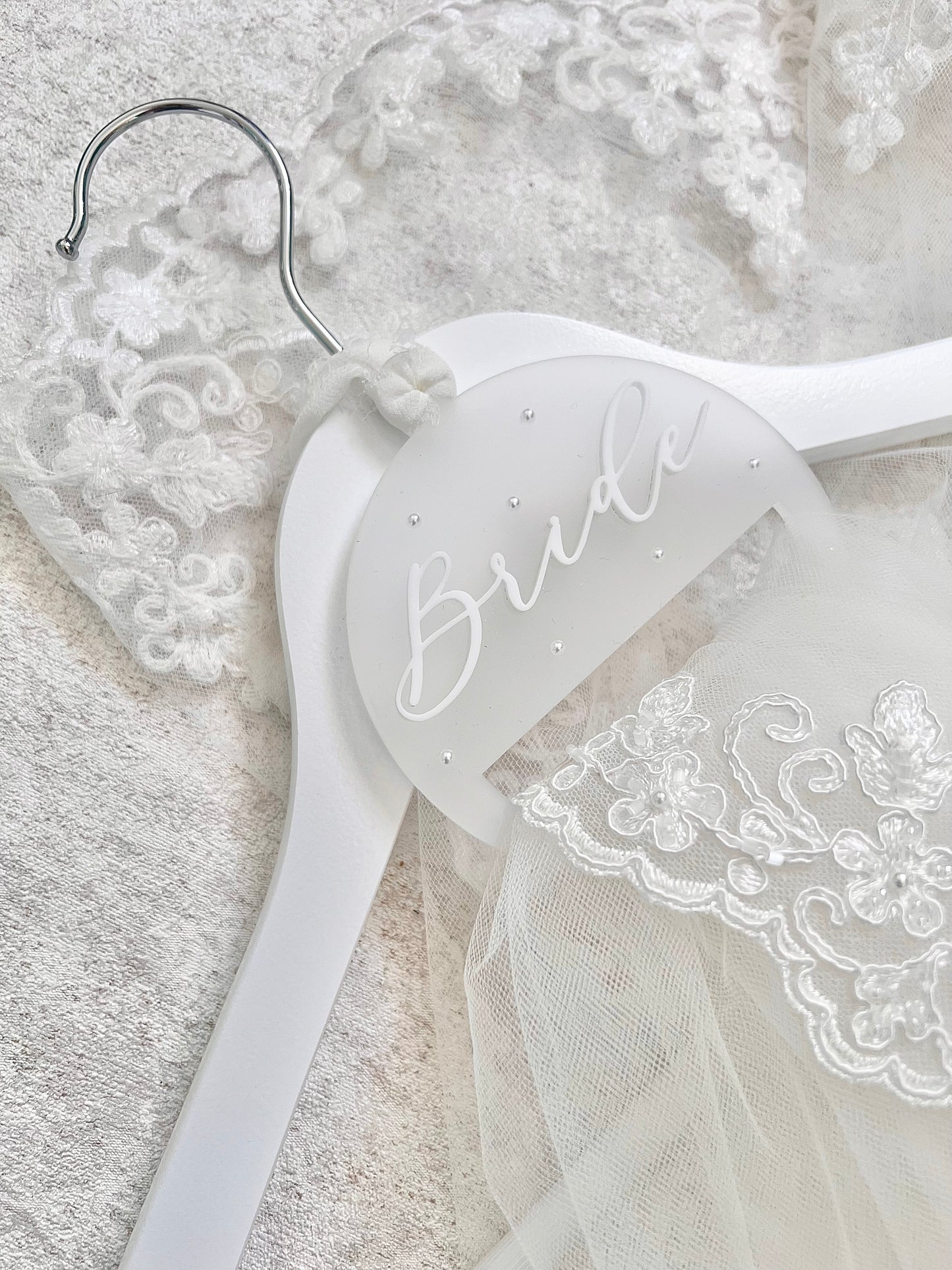 Glossy Pearl Veil Hanger