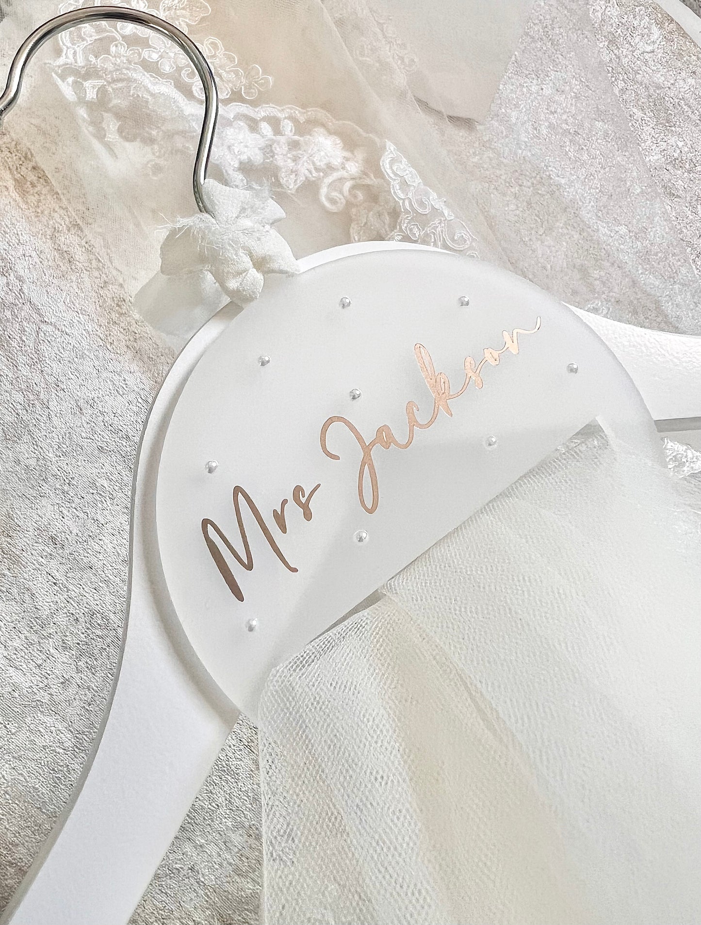 Glossy Pearl Veil Hanger